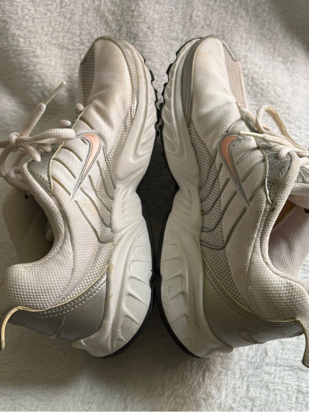Nike‎ Women's White and Light Pink Mesh Walking Shoes 7 - Picture 11 of 12